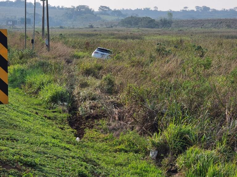 Para fugir da PRF, motorista joga carro roubado em banhado
