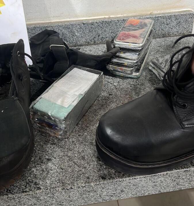 Policiais flagram iPhones escondidos em calçados modificados; mulher tinha celulares nas costas
