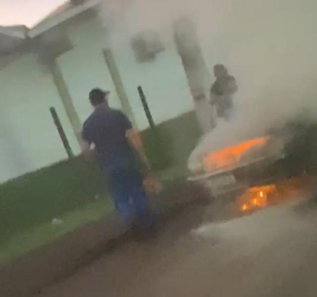 Carro pega fogo em avenida de Marechal Rondon