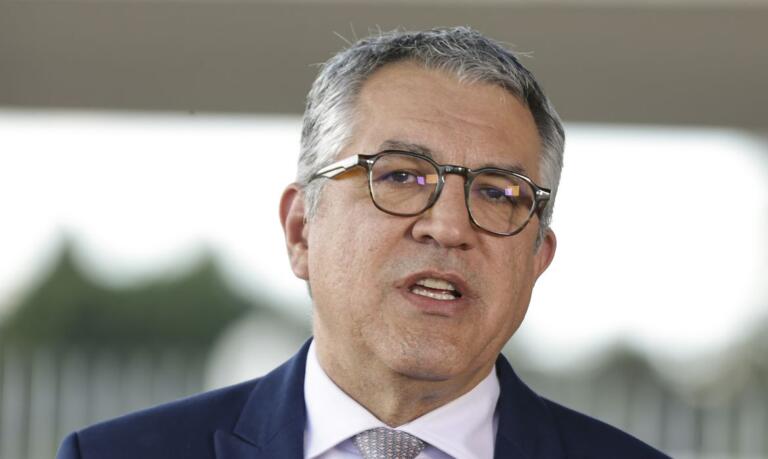 Lula deve anunciar novos ministros ao retornar do exterior, informa Padilha