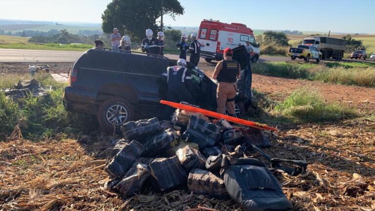 Condutor fica preso nas ferragens após capotar veículo carregado com maconha na PR-488
