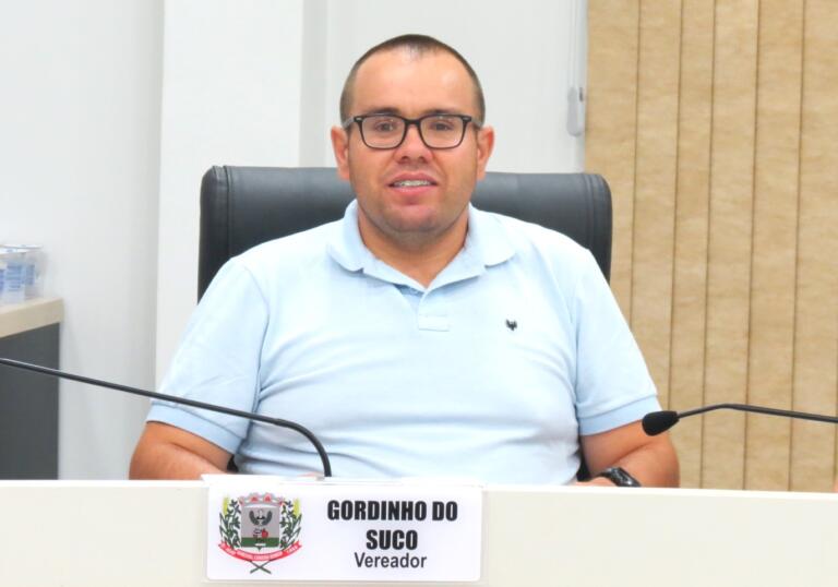 Gordinho do Suco solicita instalação e bebedouro em frente à Farmácia Básica