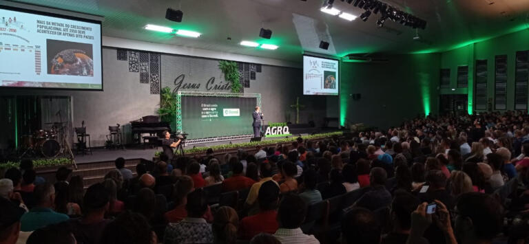 Carlos Cogo traça panorama do agro em palestra com participação maciça de cooperados do Sicredi