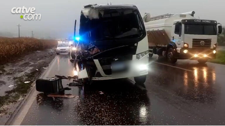 Grave acidente na região envolve ônibus com pacientes e carreta
