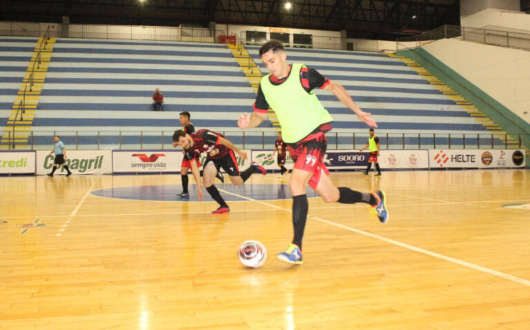 Amigos do Nei vence líder e fecha 1ª fase na 2ª posição do Grupo D; Design goleia