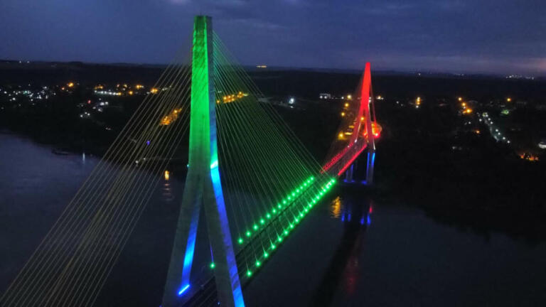 Testes de luzes mostram como será cenografia colorida da Ponte da Integração