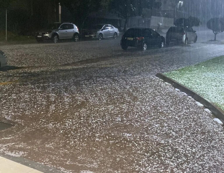 Chuva de granizo cobre ruas de São Miguel do Iguaçu; veja fotos