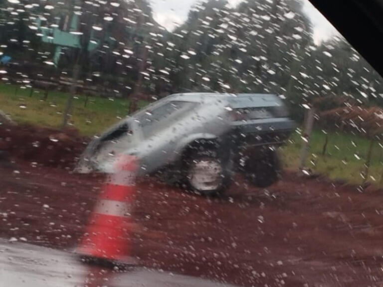 Veículo cai em buraco no trecho de obras do novo anel viário em Marechal Rondon