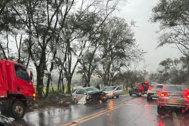 Carro sai da pista, bate contra árvores e fica com a frente destruída na PR-495 em Pato Bragado