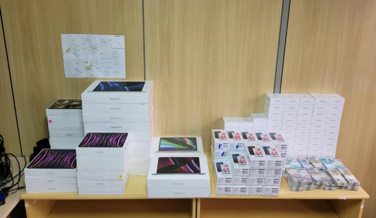 Operação contra policiais apreende R$ 400 mil, dezenas de celulares, tablets e computadores no Paraná