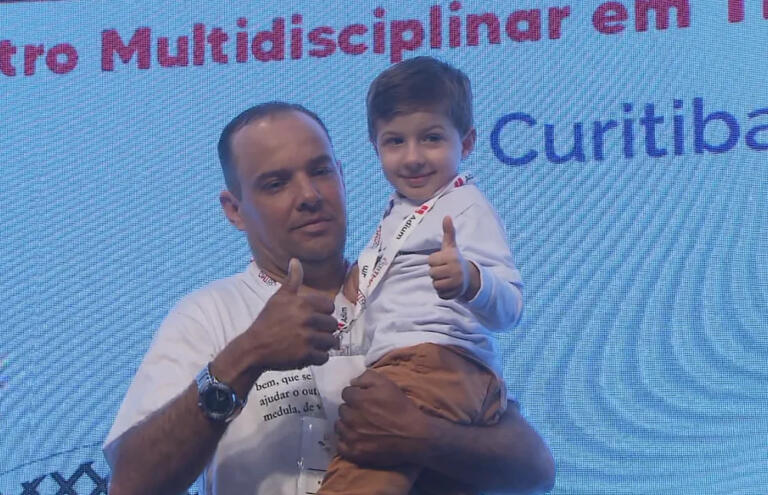Menino curado de leucemia conhece motoboy que doou medula óssea
