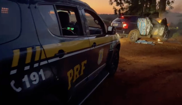 Veículo bate e pega fogo ao fugir da PRF em Cascavel