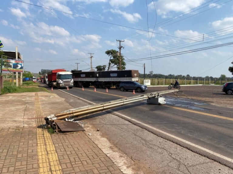 Caminhão derruba poste e bloqueia pista na entrada de Guaíra