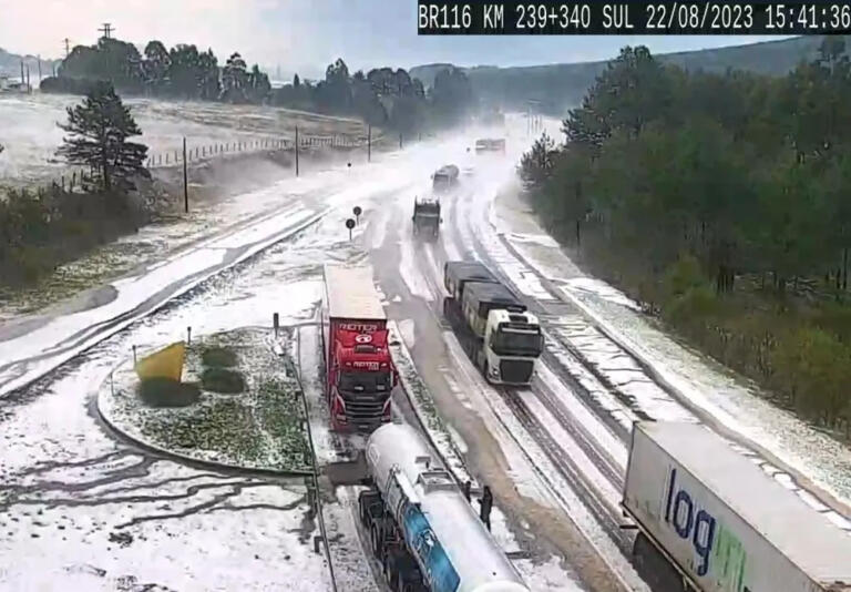 Chuva de granizo deixa camada volumosa de gelo em cidade de SC; veja vídeo