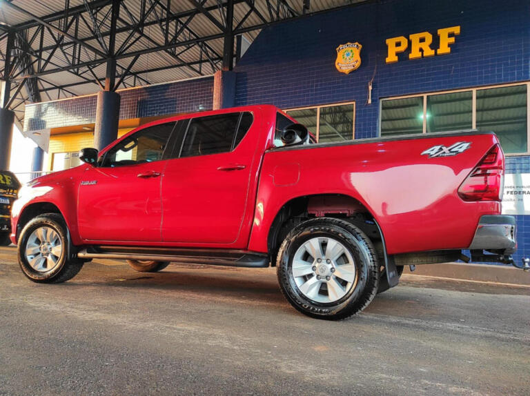 PRF recupera Hilux e detém condutor com diversas passagens policiais