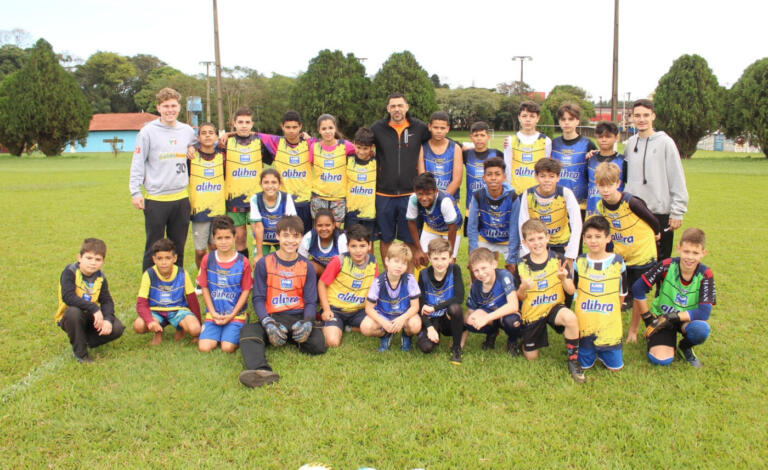 Escolinha da AABB faz entrega de coletes para alunos de projeto social