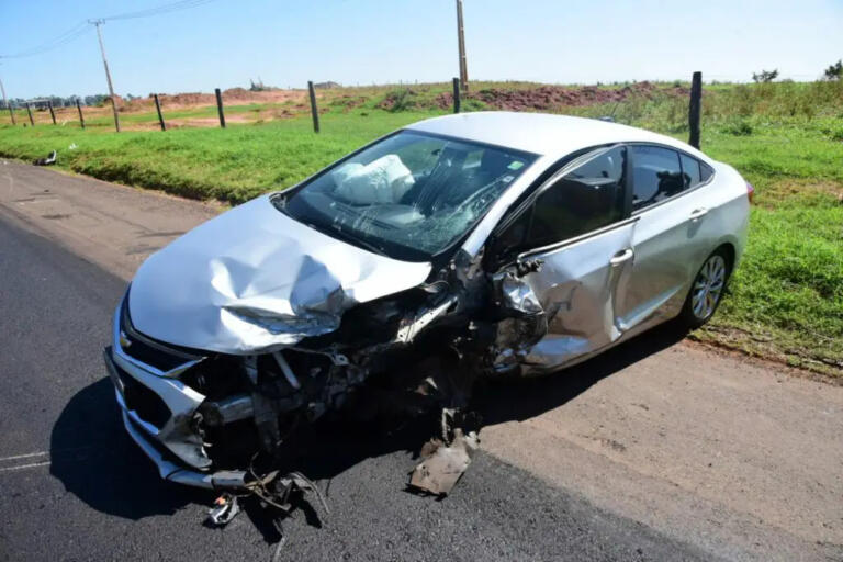 Carro com família de Quatro Pontes se envolve em acidente na PR-323