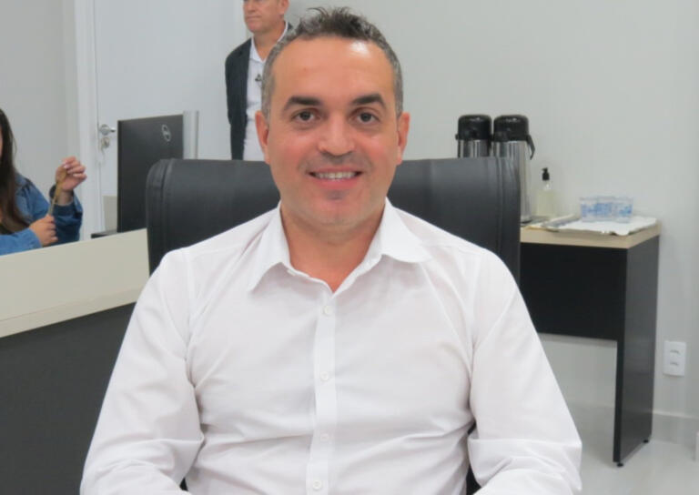 Juliano Oliveira solicita melhorias no CMEI Pequeno Príncipe e Escola Waldomiro Liessen