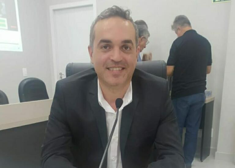Juliano Oliveira sugere parceria para construção de quadra de areia no distrito de Iguiporã