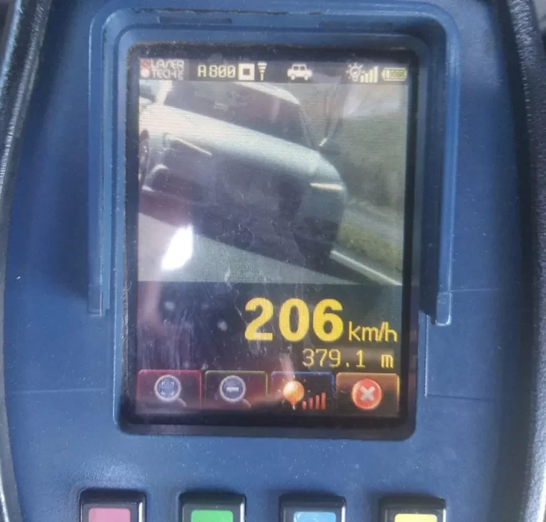 Carro de luxo é flagrado a 206 km/h em rodovia cujo limite é de 110 km/h