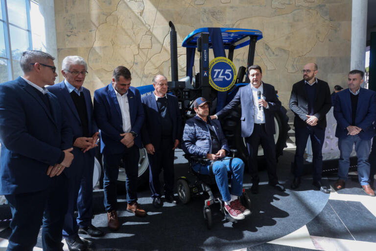 New Holland lança no Palácio Iguaçu o primeiro trator com acessibilidade do mundo