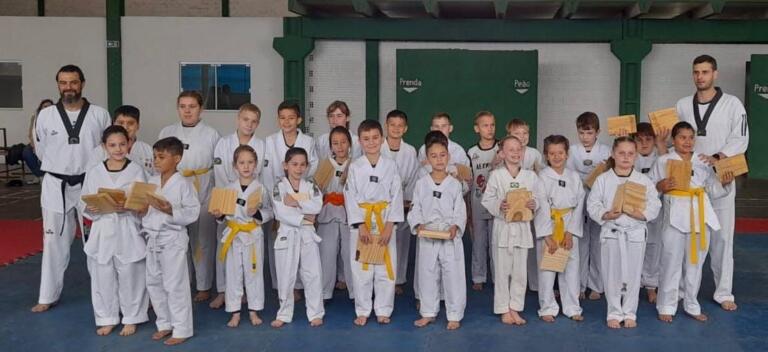 Alunos do projeto “Quem luta não briga” têm 1ª troca de graduação de 2023