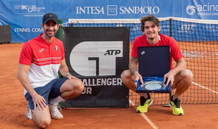 Thiago Wild vira, é campeão e garante estreia no top 100