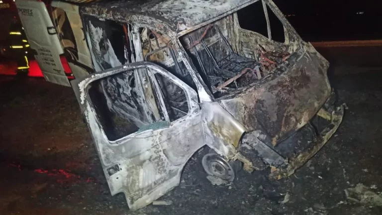 Incêndio destrói van entre Toledo e Assis Chateaubriand