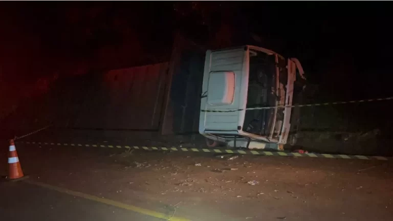 Jovem morre e duas vítimas ficam feridas após caminhão tombar em Corbélia