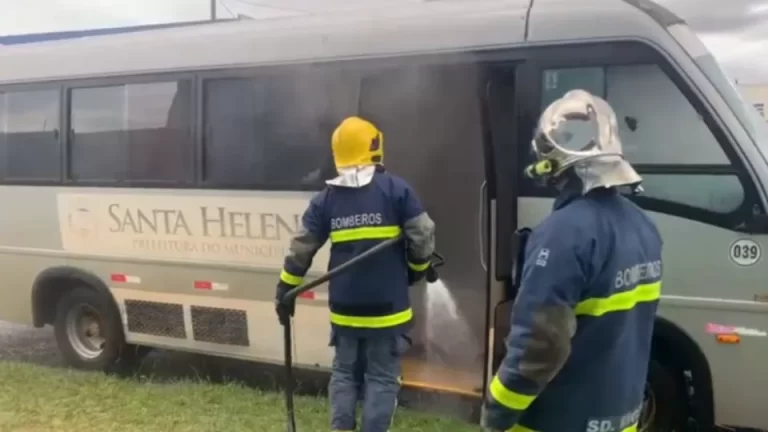Micro-ônibus de Santa Helena pega fogo em Cascavel