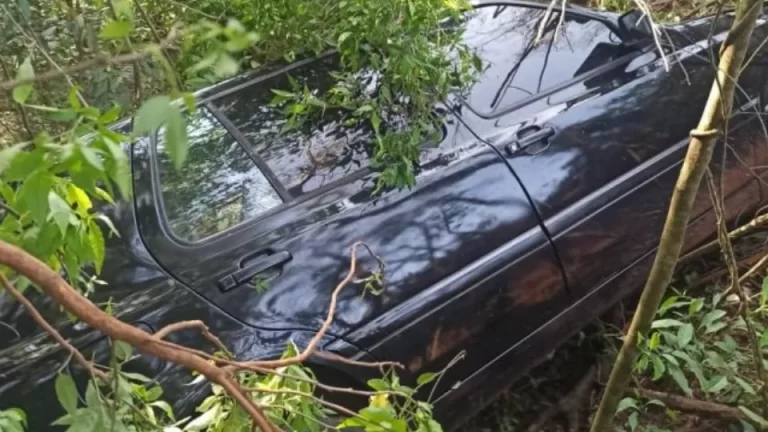 Carro cai em barranco entre São Clemente e Entre Rios do Oeste