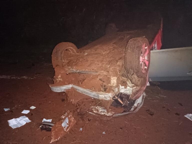 Carro fica destruído em acidente na BR-163 em Mercedes e motorista é levado à UPA