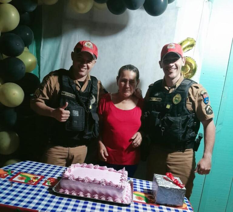 Policiais realizam sonho de moradora de Santa Helena no dia do aniversário dela