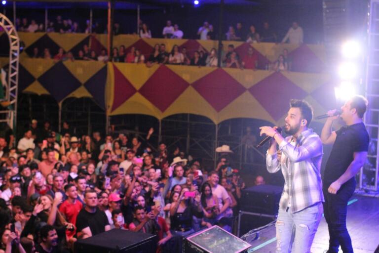 Show de Clayton e Romário atrai multidão na ExpoRios; veja fotos!