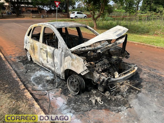 Veículo fica completamente destruído após incêndio em Santa Helena