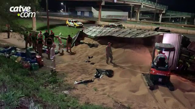 Carreta carregada com maconha tomba na BR-467 em Cascavel