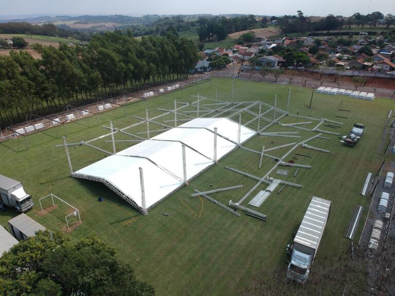 Montagem das estruturas para a Festa de Mercedes segue a todo vapor