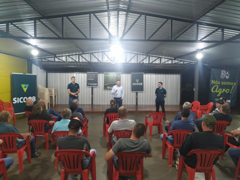 Diretores do Sicoob Confiança se reúnem com produtores rurais de Maripá