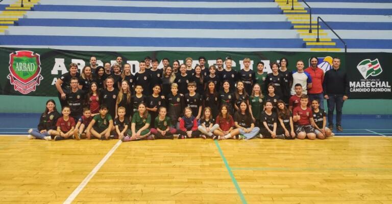 Em casa, Arbad conquista 40 medalhas no Paranaense de Badminton