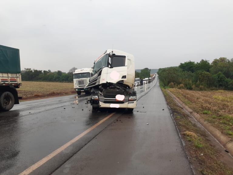 Duas carretas se envolvem em acidente na BR-163 entre Guaíra e Mercedes
