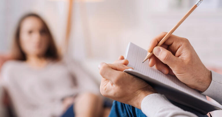 Metade das pessoas que a gente conhece faz terapia e a outra metade precisa fazer – por Izabella Duarte Azevedo