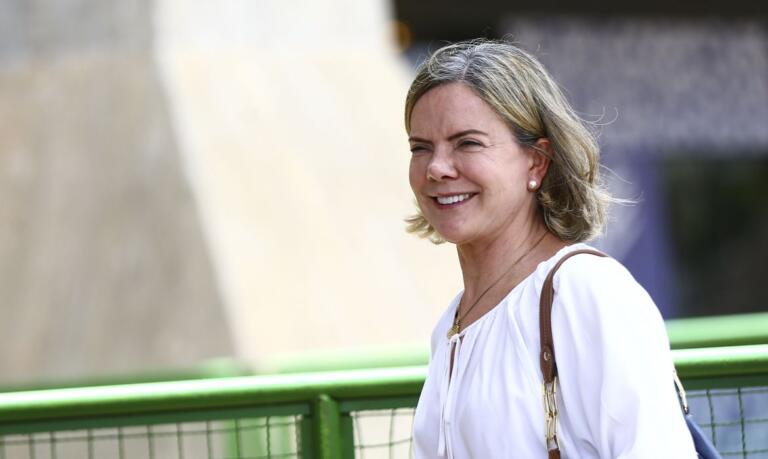 Gleisi Hoffmann passa bem após cirurgia no coração