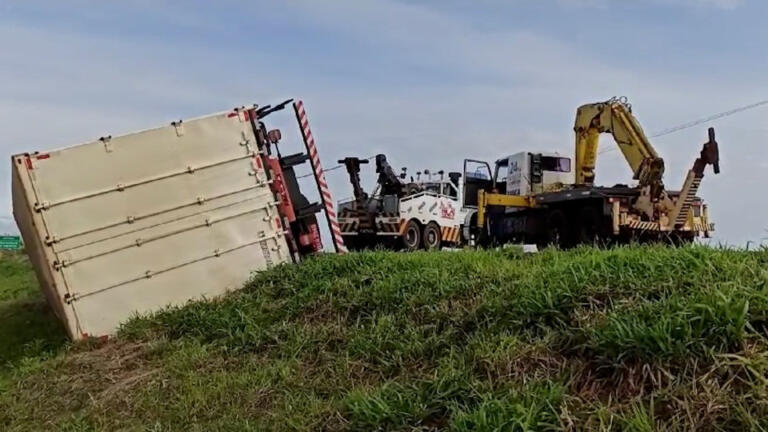 Caminhão tomba durante vendaval na BR-163 em Toledo