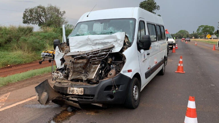 Acidente envolvendo van de saúde e carreta resulta em nove pessoas feridas