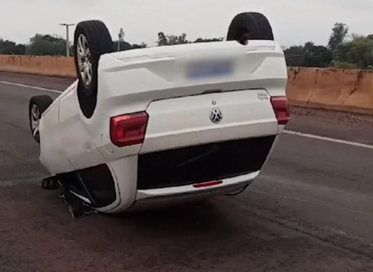 Carro oficial de Nova Santa Rosa capota na BR-163