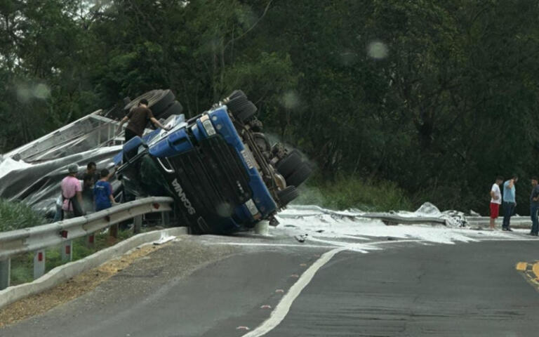 Carreta tomba na Ponte Ayrton Senna e fica destruída