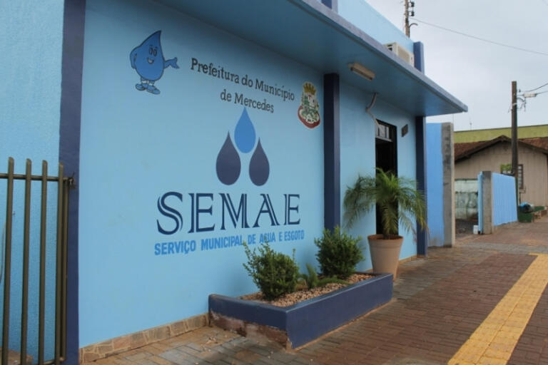 Ventos rompem cabos elétricos e deixam Mercedes sem água nesta terça-feira