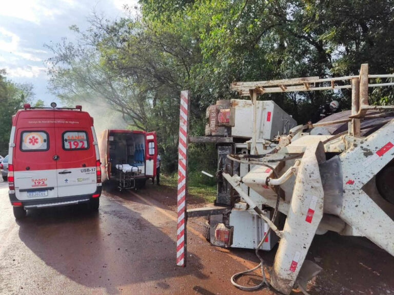 Motorista fica preso às ferragens ao tombar caminhão entre a sede rondonense e Porto Mendes