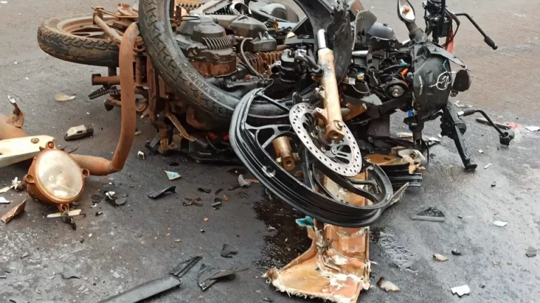 Motociclista morre ao bater de frente com caminhão em Toledo