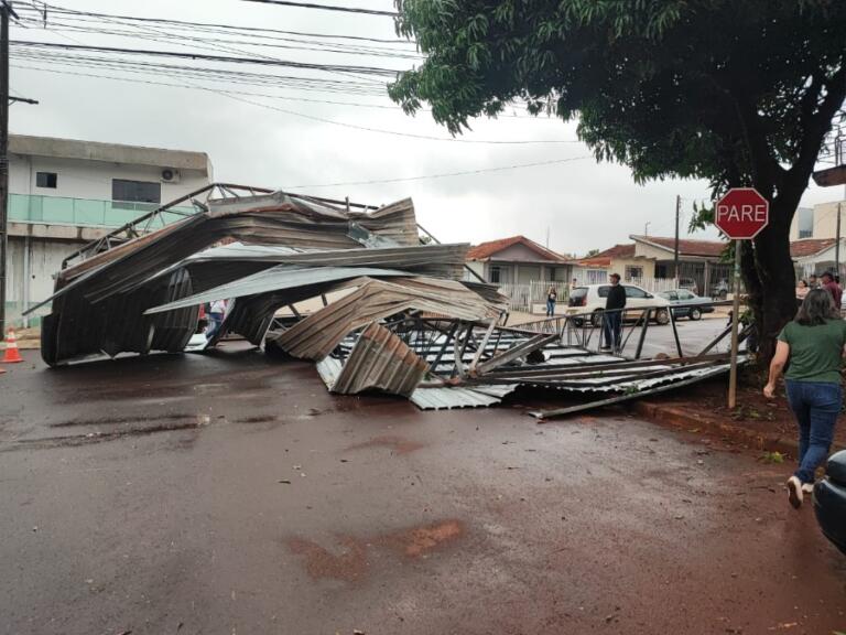 Forte chuva em Toledo arranca coberturas de prédios e derruba árvores